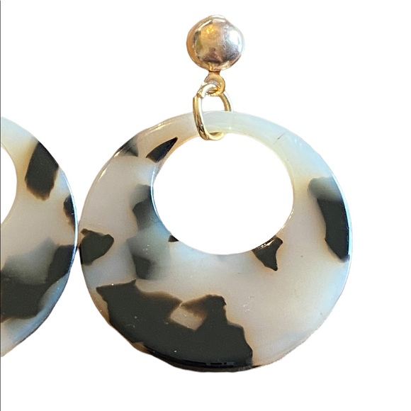 Tortoise Shell and Gold Hoop Drop Earrings - Picture 3 of 6